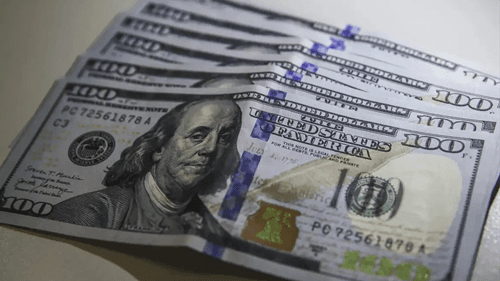 Dólar cai e Ibovespa sobe após dados de inflação no Brasil e EUA