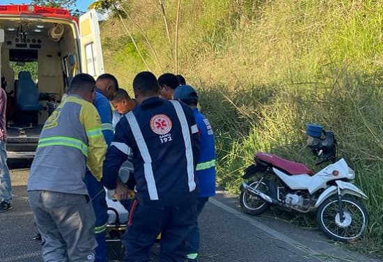 Papelão em pista causa acidente com motociclista na BA-650, saída de Ipiaú sentido Ibirataia
