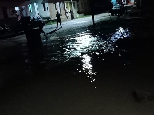 Nível de rio sobe, invade rua e já preocupa moradores de Dário Meira
