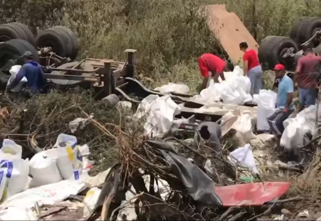 Motorista capota carreta sai do veículo e morre após andar 200 metros do local na serra da Mangabeira