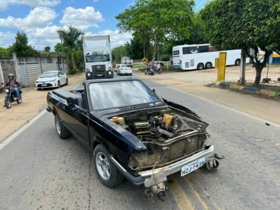 Ubatã: Direção trava e veículo de passeio colide em caminhão na BR-330