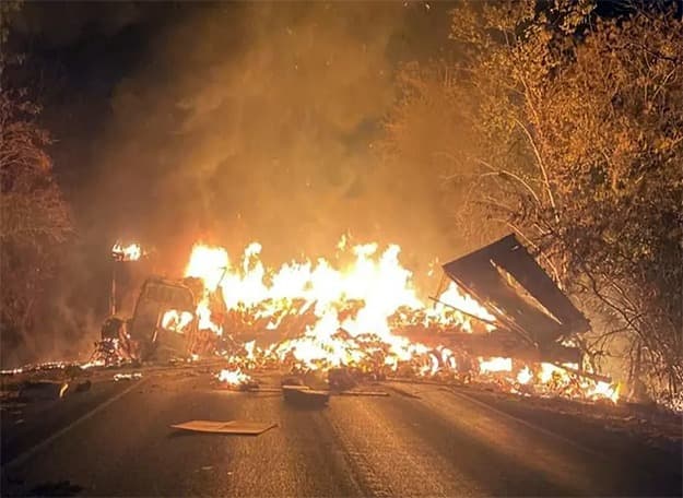 Protesto de professores interdita BR-101 em Buerarema