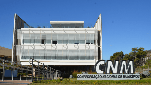 Governo veta projeto que obrigaria Municípios a fornecer uniforme escolar após pedido da CNM