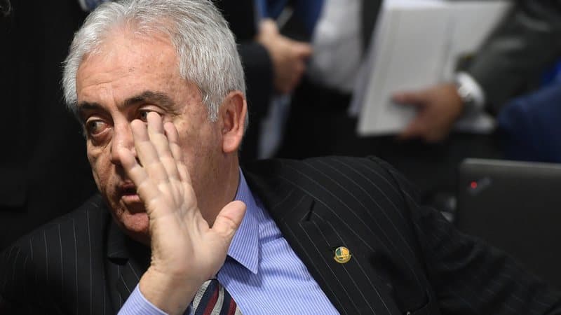 Senador sugere a Lula entrar com ação de despejo contra Bolsonaro; entenda