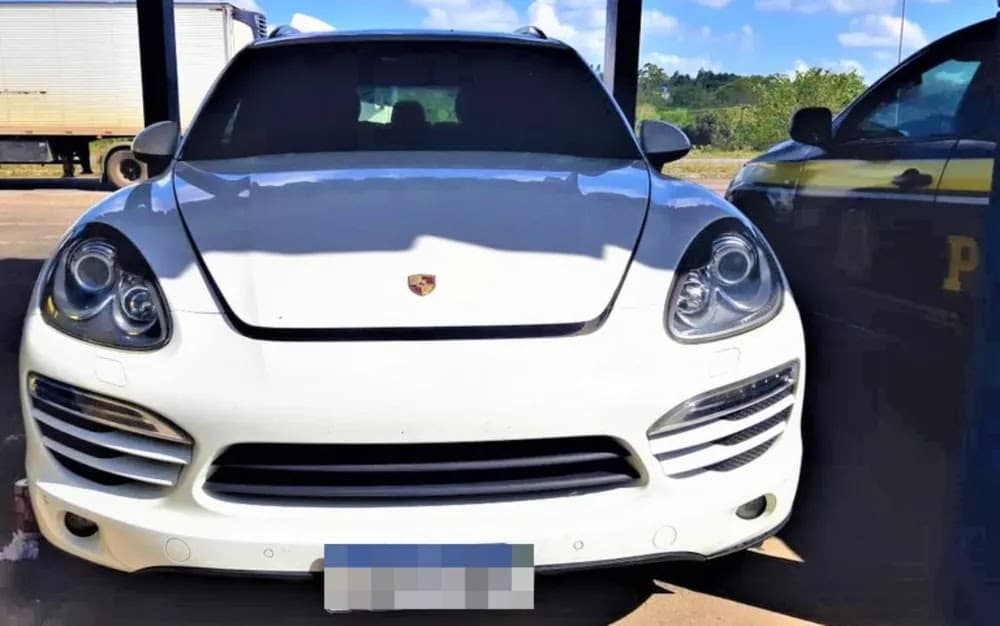 Mulher é detida ao ser flagrada com carro de luxo roubado na Bahia