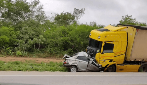 Quatro pessoas morrem após batida entre caminhão e carro na  Bahia