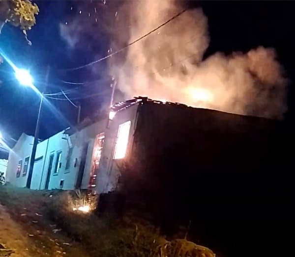 Imóvel pega fogo na Rua Alfredo Brito, centro de Ipiaú; assista o vídeo