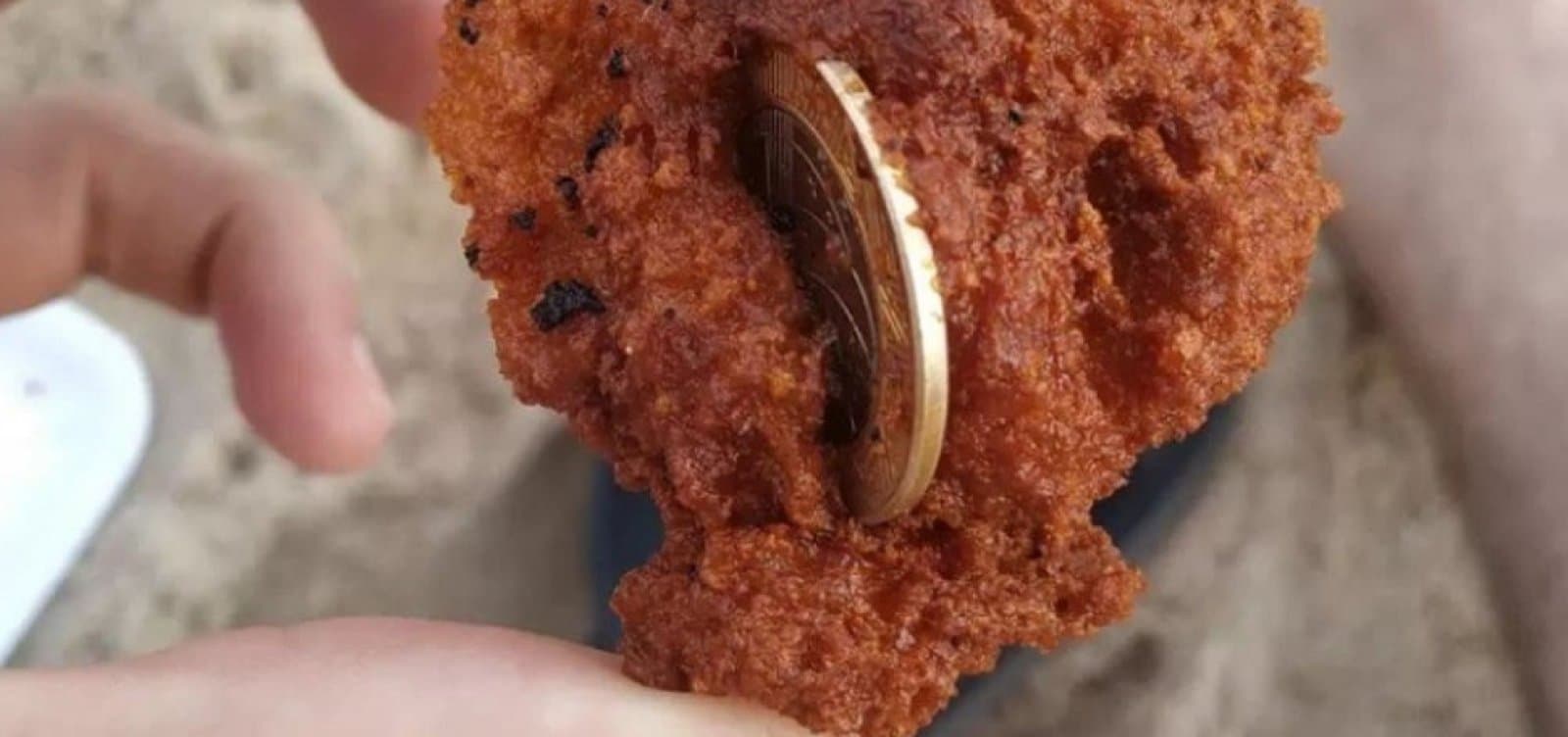 Moeda de R$ 1 é achada dentro de acarajé no Rio Vermelho em Salvador