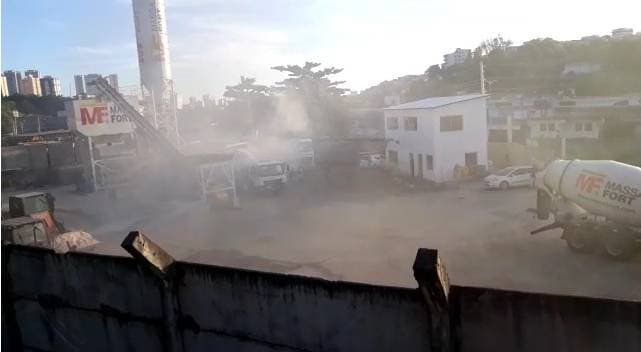 Torre de fábrica de cimento desaba e pega fogo na Bahia; assista o vídeo