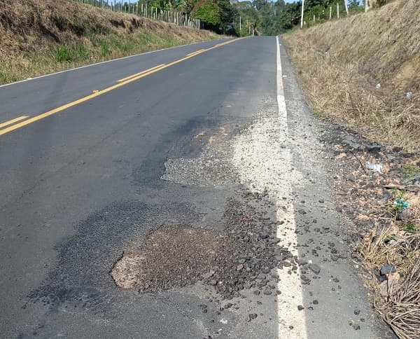 Poucos meses após ser recuperada, rodovia entre Ibirataia e Gandu já apresenta sinais de deterioração