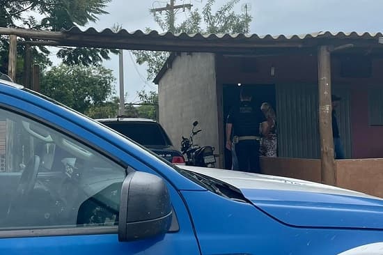 Mulher é presa acusada de espancar suposta amante do marido e divulgar vídeo íntimo dela