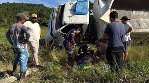 Motorista de caçamba fica ferido após acidente na BA-650 entre Ipiaú e Ibirataia