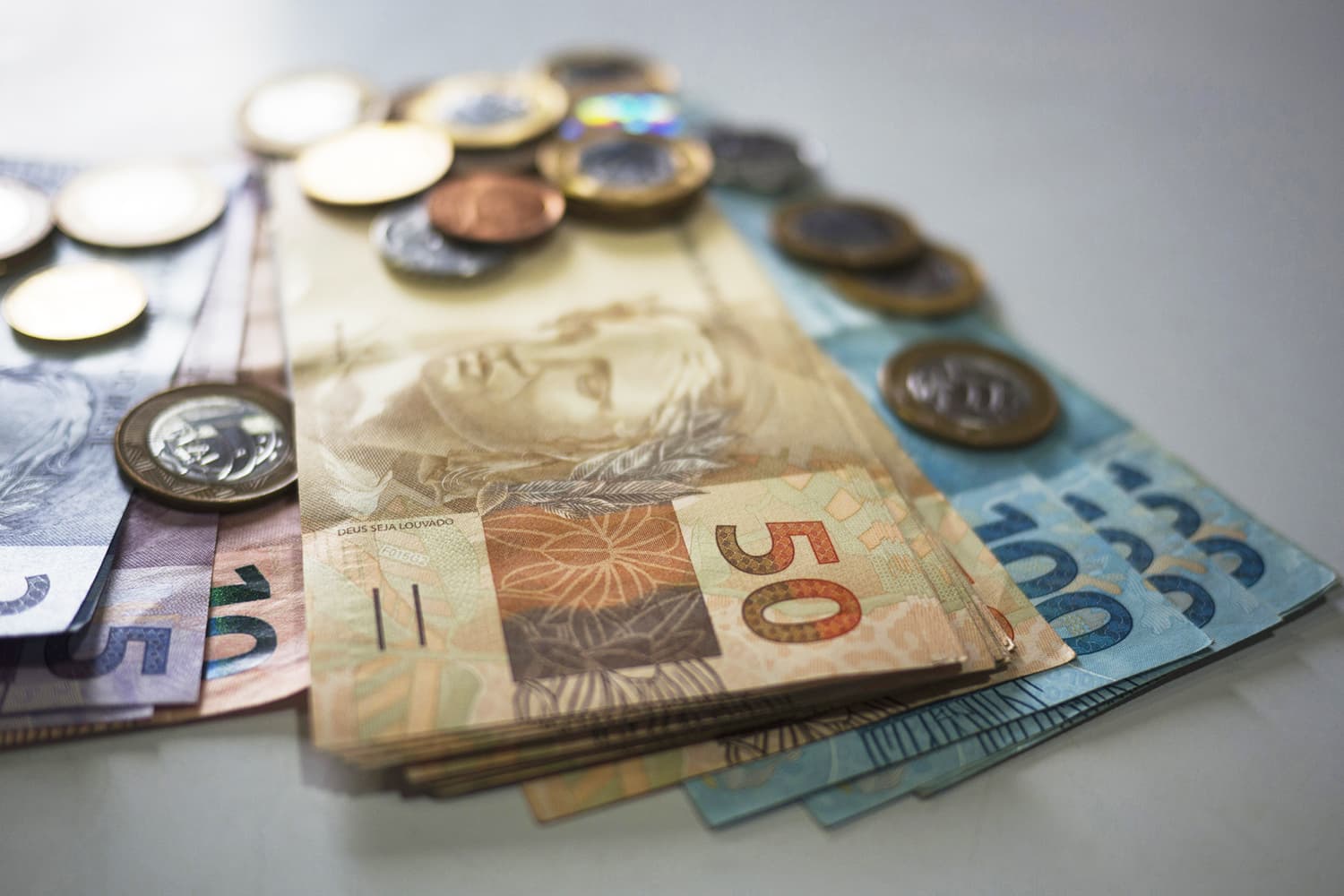 Valor do salário mínimo em 2022 será de R$ 1.211,98