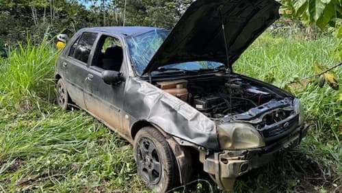 Carro com duas pessoas capota na estrada que liga Ipiaú a Ibirataia
