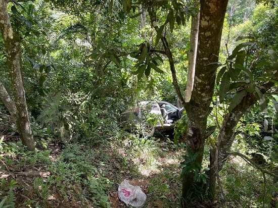 Casal fica ferido após carro descer ladeira desgovernado em Ipiaú