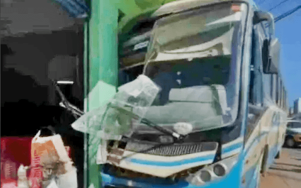 Novas informações: Ônibus invade loja e idosa sai ferida em Vitória da Conquista