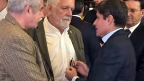 Jaques Wagner cumprimenta ACM Neto, João Roma e Angelo Coronel durante evento em Salvador