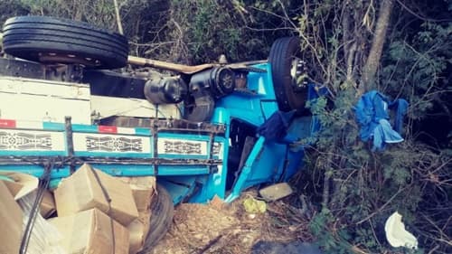 Caminhoneiro de Tanhaçu Sofre Acidente na BR-030