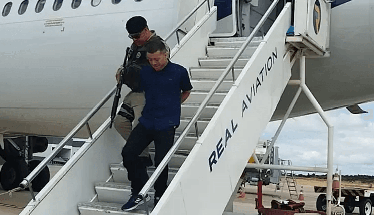 Homem procurado por tráfico em SP é preso dentro de avião em Vitória da Conquista