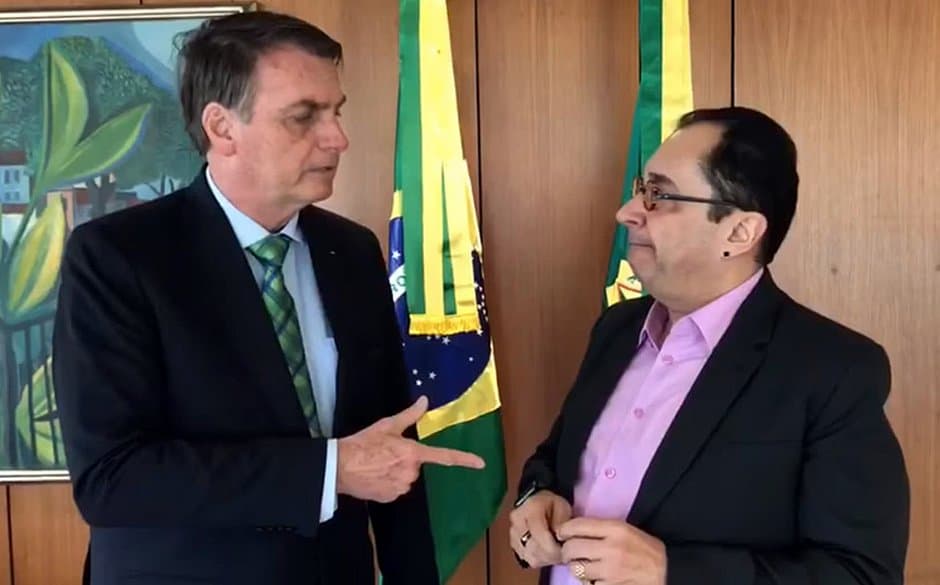Bolsonaro cometeu crime em conversa com Kajuru, dizem parlamentares e advogados