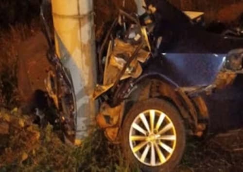 Adolescente de 15 anos morre em acidente de carro que foi partido ao meio na Bahia