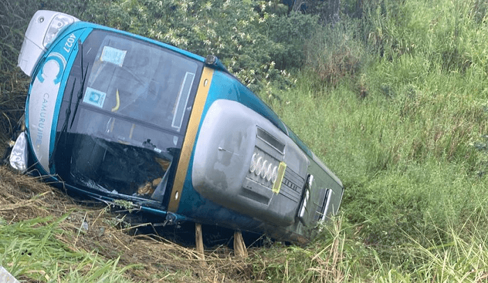 Ônibus da Camurujipe que faz linha para Salvador cai em ribanceira e deixa feridos