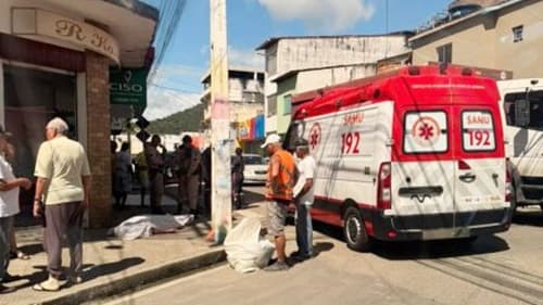Idoso morre após mal súbito em calçada no centro de Ipiaú
