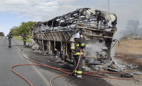 Motorista sai ileso após ônibus pegar fogo em rodovia na Bahia