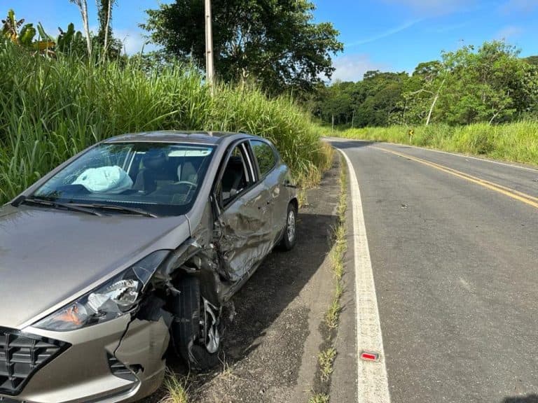 Professora sofre acidente na BR-330, entre Ubatã e Barra do Rocha