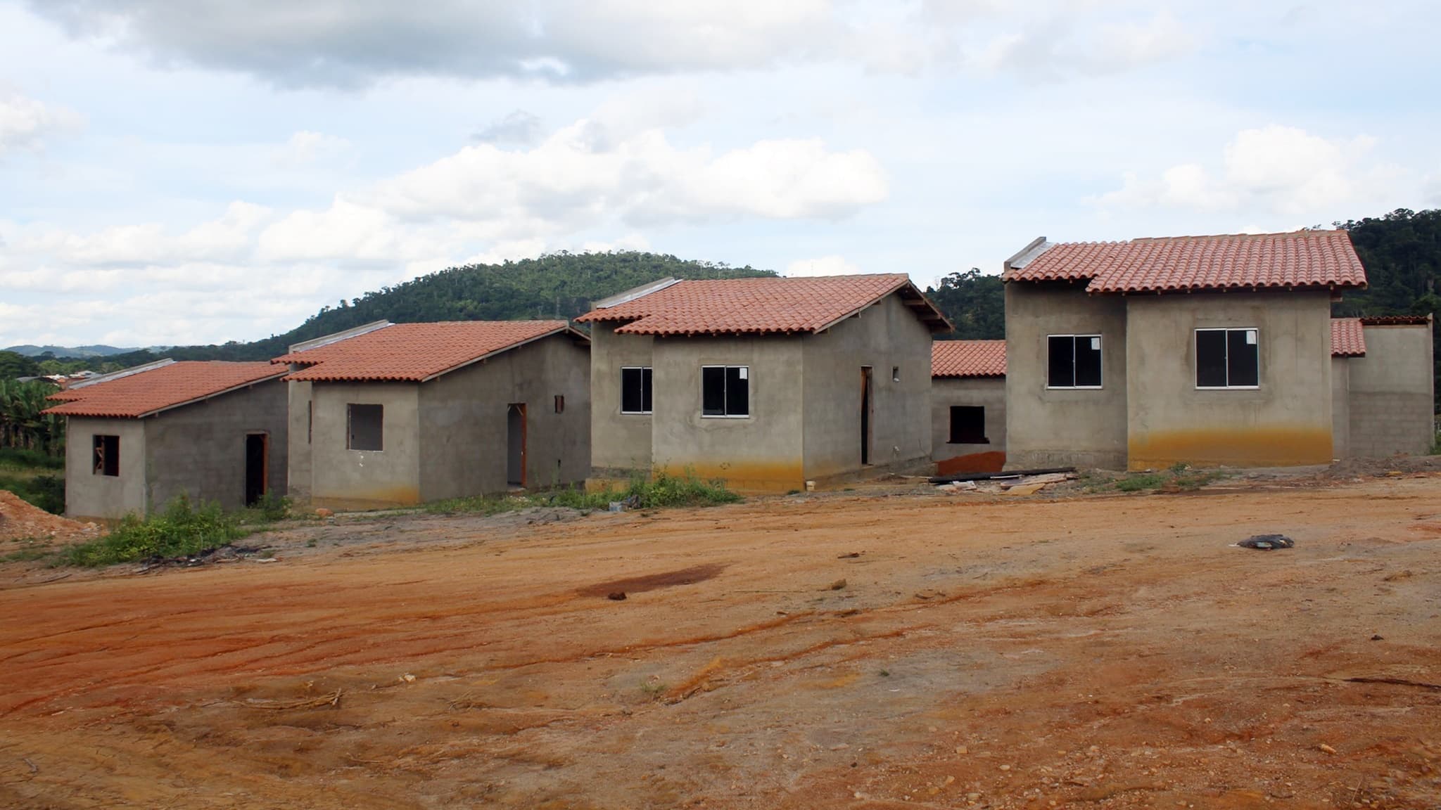 Ibirataia: Construção das 61 casas populares segue a todo vapor