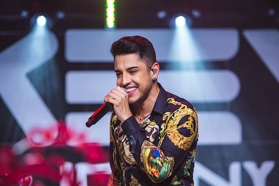 Kevi Jonny interrompe show após sofrer ameaça de morte em Itacaré; vídeo