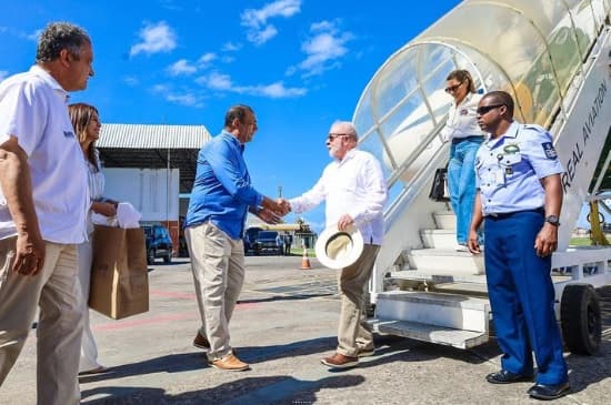 Lula desembarca em Ilhéus e toma banho de mar “para recuperar as energias”