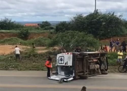 Ambulância transportando paciente tomba após ser atingida por cano na BA-262