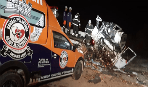 Batida entre caminhão e micro-ônibus deixa mortos e feridos na BA