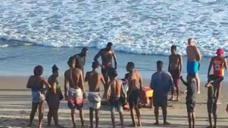 Banhista se afoga duas vezes e morre na praia do Porto da Barra; assista o vídeo