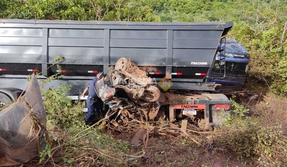 Mulher é resgatada com vida após acidente entre carreta e carro na Bahia