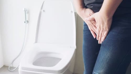 Médica explica quantas vezes é normal acordar para urinar durante a noite