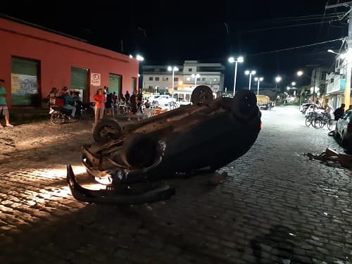 Acidente na Praça Salvador da Matta em Ipiaú envolve quatro veículos