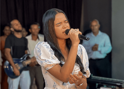 Ibirapitanga: Cantora gospel morre em grave acidente com ambulância na BR-101