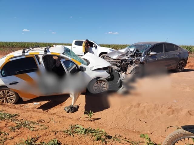 Colisão frontal entre dois carros deixa feridos na zona rural