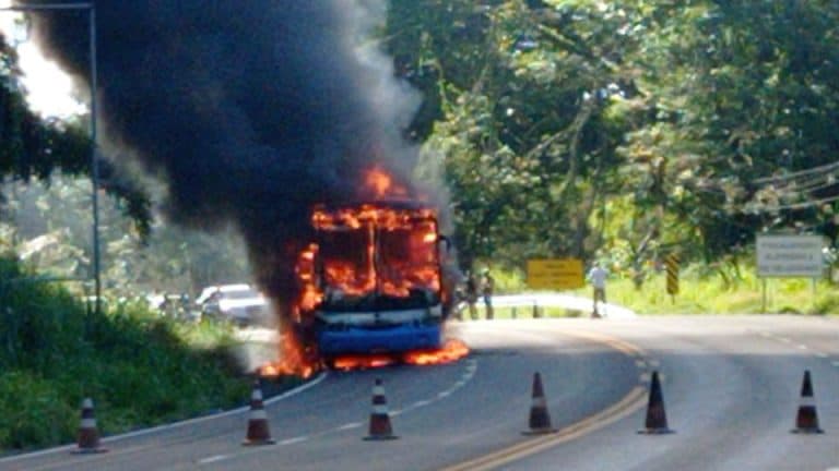 Ônibus pega fogo na BR-415, entre Itabuna e Ilhéus