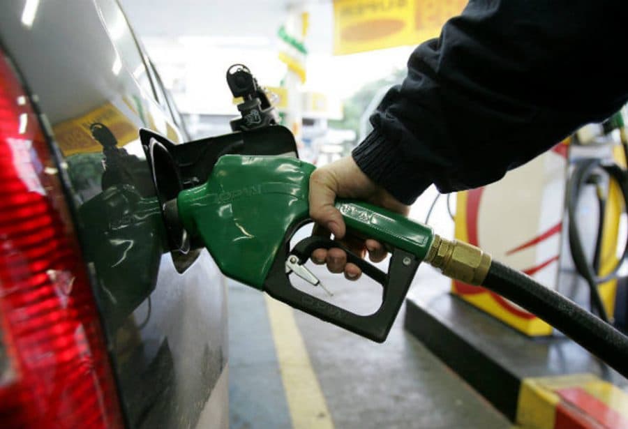 Governo prepara PEC para atropelar lei e baixar gasolina e luz em ano eleitoral