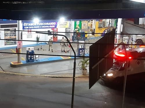 Mulher é baleada na cabeça após discussão com homem em posto de combustível no centro de Ilhéus