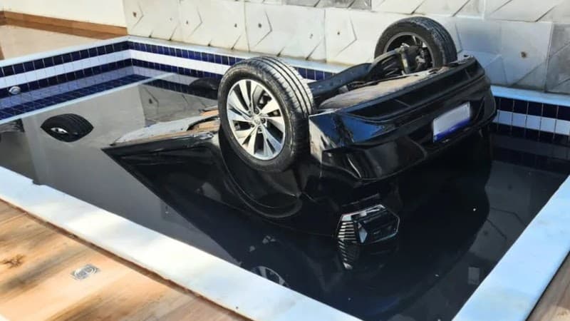Mulher morre afogada após carro cair dentro de piscina de casa alugada