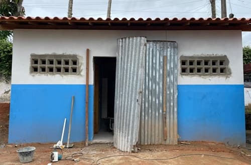 Ibirataia: Prefeitura avança para fase final da construção de banheiro na Quadra Municipal de Esportes