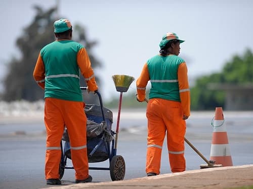 Senado aprova regulamentação da profissão de gari com piso salarial de R$1.850