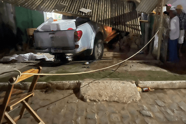 Tragédia em Jaguaquara: Caminhonete invade lanchonete, deixando um morto e um ferido