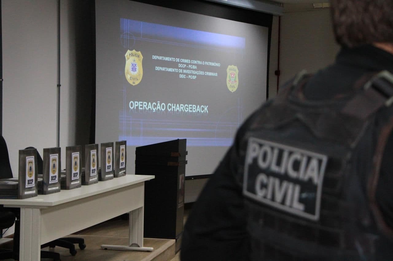 Operação de combate a fraudes mediante transações on-line conduz 14 pessoas na Bahia