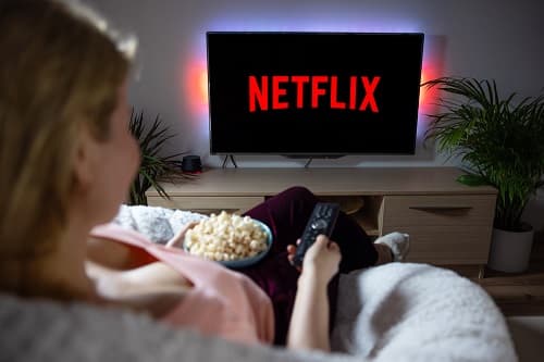 Netflix vai cobrar taxa de quem divide conta com amigos