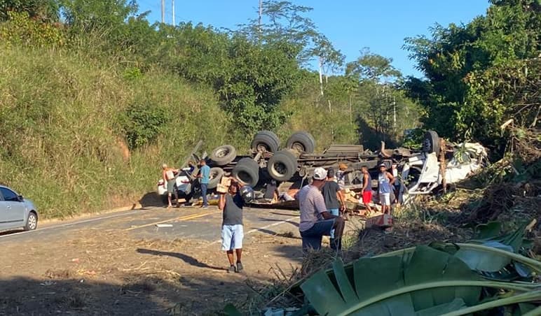 Motorista fica ferido e carga saqueada após caminhão tombar na BR-101